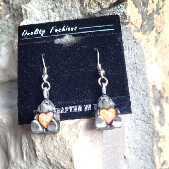 New! Penguin Holding Orange Stone Heart Dangle Earrings - Picture 2 of 3